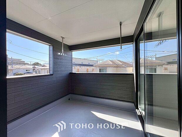 頬をなでる優しい風を感じることが出来るバルコニー。つい深呼吸をしたくなる気持ちの良い眺望です。