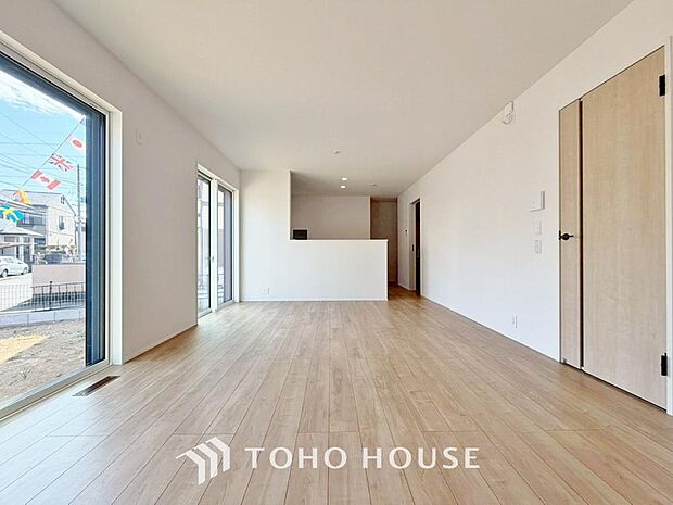 一日の中で多くの時間を過すことになるリビング。爽やかな通風と採光を存分に感じる事が出来る空間です。