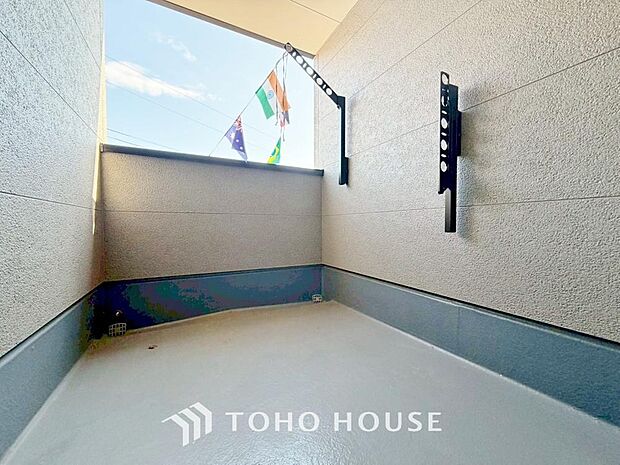 暖かい陽ざしが差込むバルコニー。晴れた日には、洗濯物が良く乾きます。風通しも良好です。