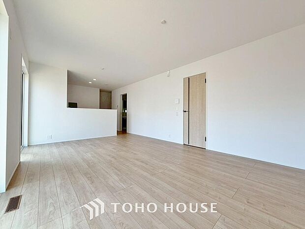 ホワイトナチュラルのテイストが、自然体で過ごせる心地良さ生み出しています。