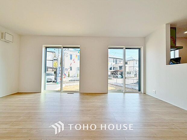 明るく穏やかな空気の中で飲んだり、食べたり、笑ったり。一日の中で多くの時間を過すことになるリビング。