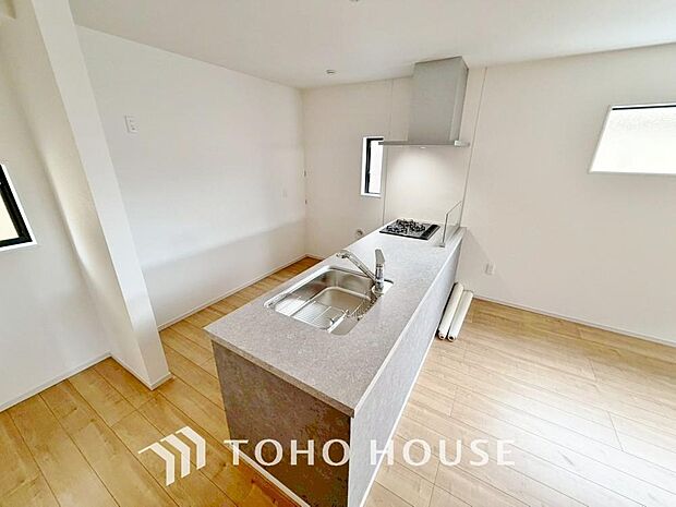 大型の冷蔵庫やレンジボードもしっかり置ける広々としたキッチンスペース。