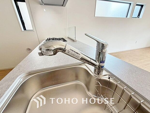 浄水器ボタンひとつで浄水と原水に切り替えられる浄水器一体型水栓を使用。