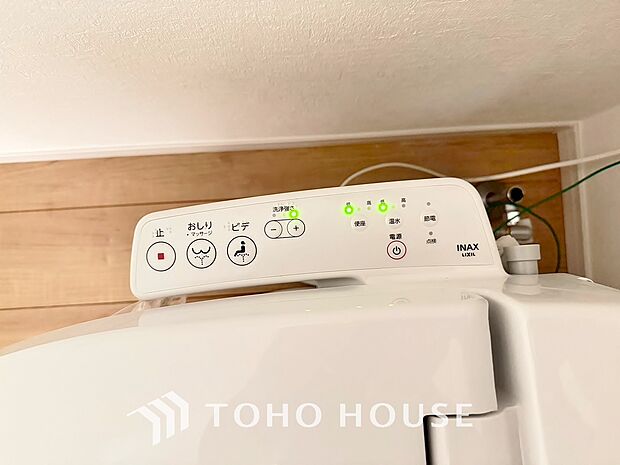 温水洗浄便座付。脱臭機能なども備え、快適な空間に。
