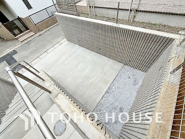 マンションとは違う敷地内駐車。ご主人様のお車のお手入れにも気合が入りますね。