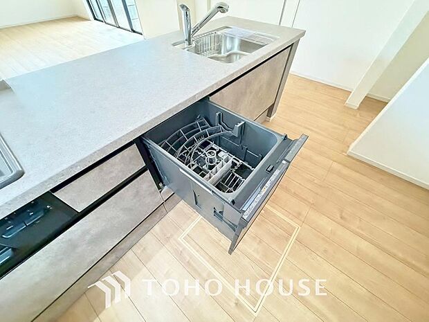 ビルトイン食洗機。高温のお湯や高圧水流を使うことにより汚れを効果的に落とすことができます。