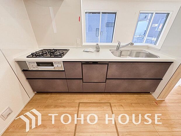 夫婦そろってキッチンに立っても調理がしやすく余裕の広さ。家事をしながら会話も弾みます。