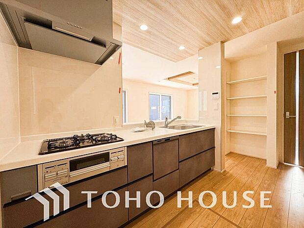 ご家族みんなで調理ができる位のスペースを実現したキッチン空間となっております。