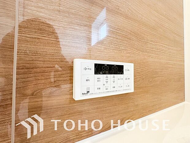 お風呂場と台所に操作リモコンがあり、キッチン近くにある給湯リモコンは、お料理の最中でもリビングで寛いでいるなかでもボタン一つで簡単に沸かせて便利ですね。