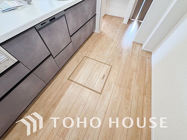 キッチン下部に設けた床下収納。缶詰のストックや非常食、梅酒や味噌などの保存食入れとして利用可です。