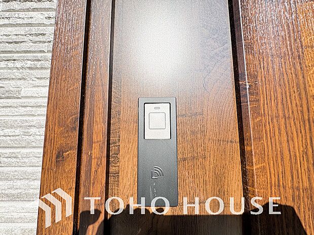 ICチップを用いたカードやボタンなどで玄関扉の鍵の施錠・解錠が出来る設備。