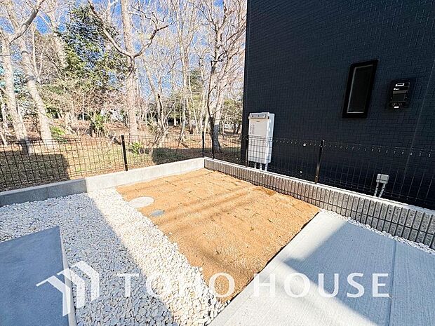 リビングの窓先に緑を感じる生活が贅沢に感じる世の中です。ガーデニングで癒しの空間を。