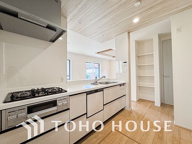 広々キッチンを採用。みんなで作った料理を召し上がりながらの会話は、どのような物になるのでしょうか。