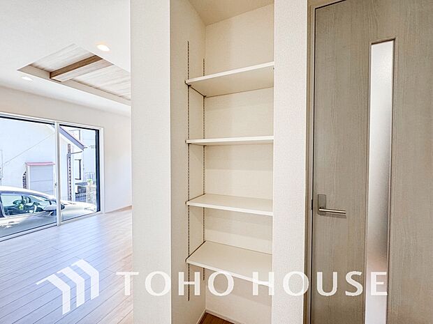 キッチン横にはパントリーを完備。ついつい買いすぎてしまった日用品や食料品のストックなどに。