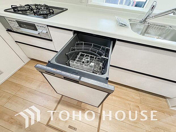 ビルトイン食器洗浄乾燥機付きのシステムキッチン。毎日の家事負担を軽減する嬉しい設備です。