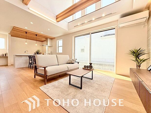 光が注がれる青い空から鮮やかに赤色にゆっくりと染まる。そんな優しい時間がここでは流れてゆく。