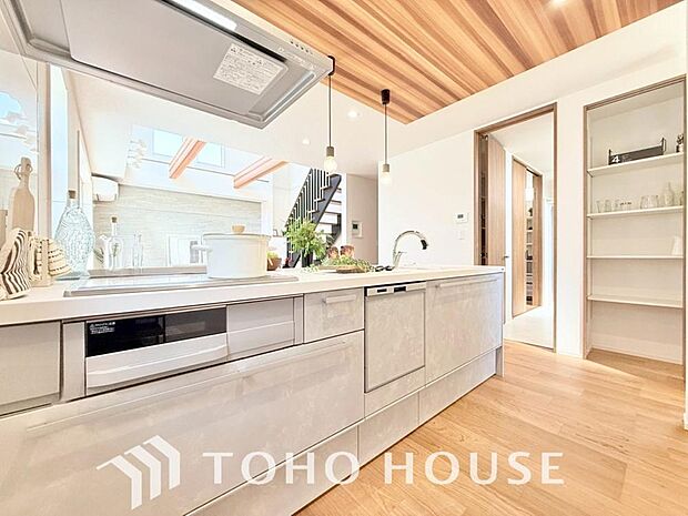 広々キッチンを採用。みんなで作った料理を召し上がりながらの会話は、どのような物になるのでしょうか。