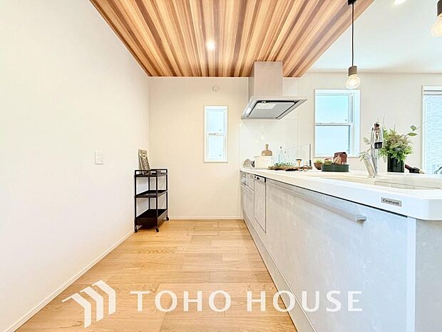 ご家族みんなで調理ができる位のスペースを実現したキッチン空間となっております。