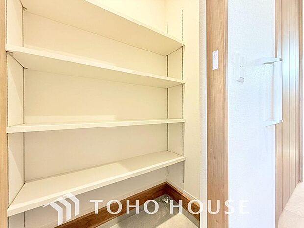 人を迎え入れる最初の場所だからこそ、清潔感が大事。ゆとりあるシューズインクロークも設置しました。