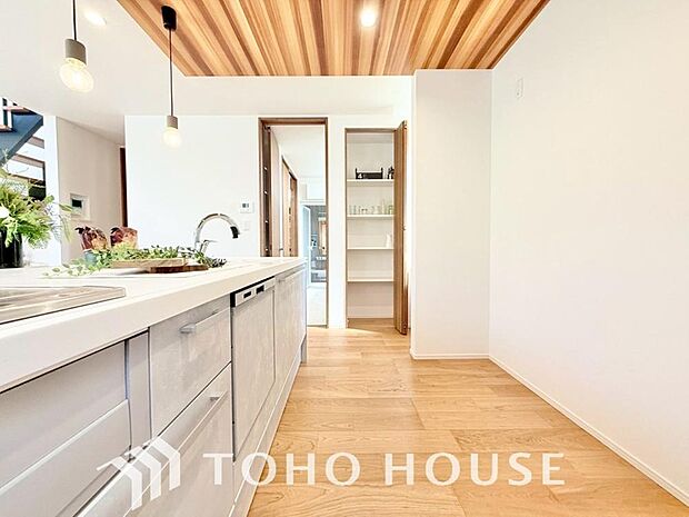 キッチン横にはパントリーを完備。ついつい買いすぎてしまった日用品や食料品のストックなどに。