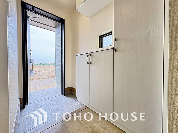 広々した玄関スペースはベビーカーも楽々置けるゆったりスペースが魅力です。