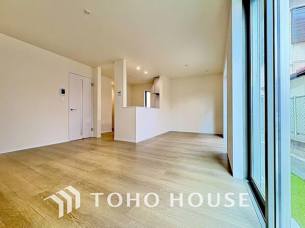 リビングも広く設け、訪れる人々を暖かく迎えてくれます。