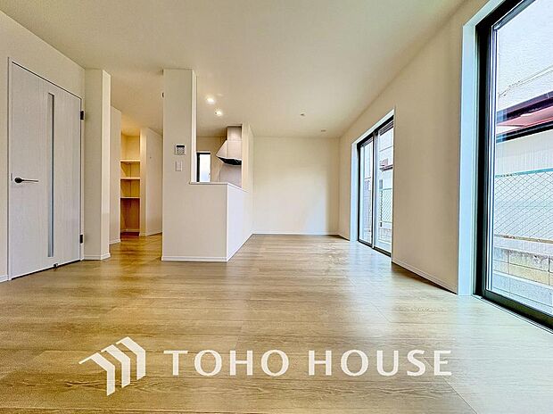 光が注がれる青い空から鮮やかに赤色にゆっくりと染まる。そんな優しい時間がここでは流れてゆく。