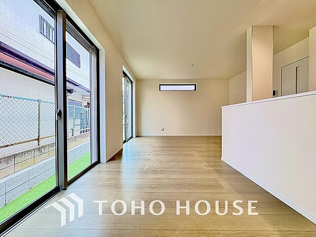 忙しい朝でも、しっかり家族が揃って食事をして頂けるゆとりある大きさのダイニングスペース。