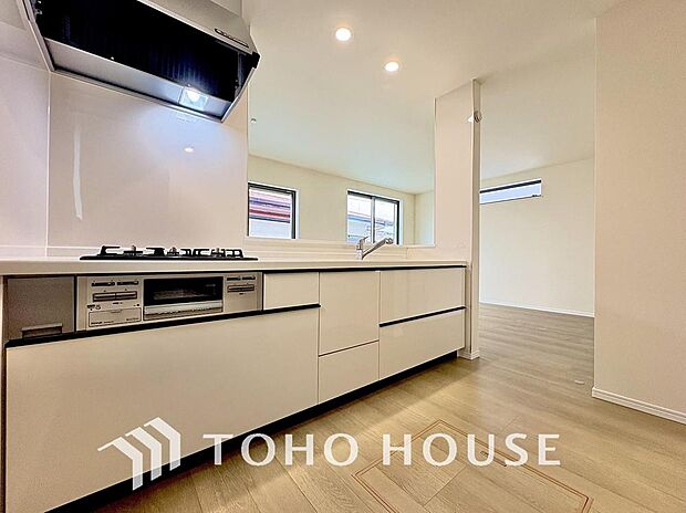 キッチンの収納は、デッドスペースになりやすい箇所を有効活用できる、スライド式収納を採用しました。