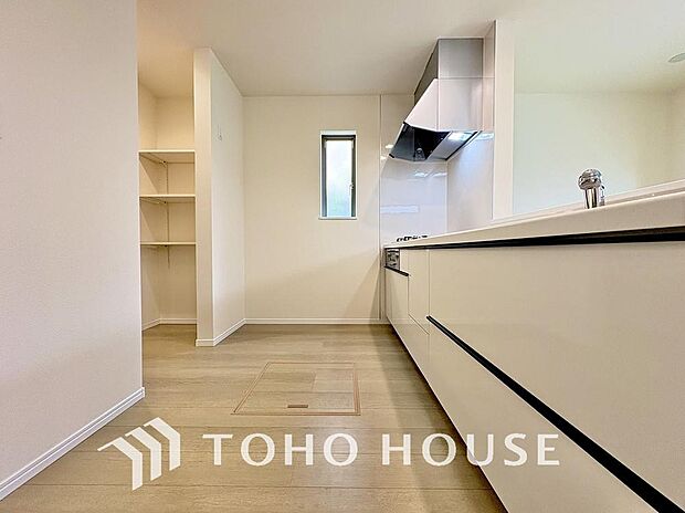 夫婦そろってキッチンに立っても調理がしやすく余裕の広さ。家事をしながら会話も弾みます。