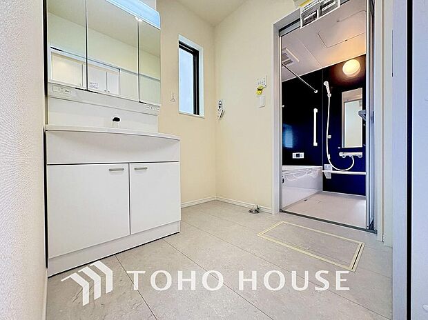 手で洗いたい大切な服など、広く使えると助かる洗面台は汚れの付きにくい形状と素材で造られております。