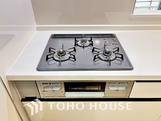 3口コンロは一度に複数のお料理を作ることができるメリットがあります。毎日のキッチンタイムを効率よく。