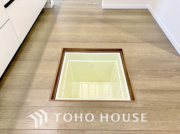 キッチン下部に設けた床下収納。缶詰のストックや非常食、梅酒や味噌などの保存食入れとして利用可です。