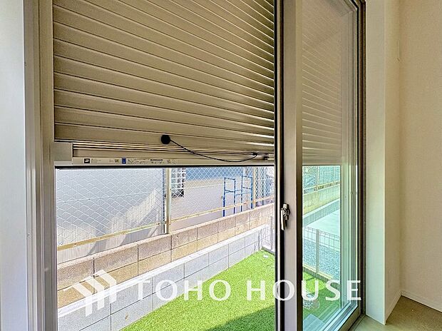 戸建にも防犯機能のシャッターを完備しております。寒い冬でも中から開閉が可能ですのでラクラクな所も便利です。