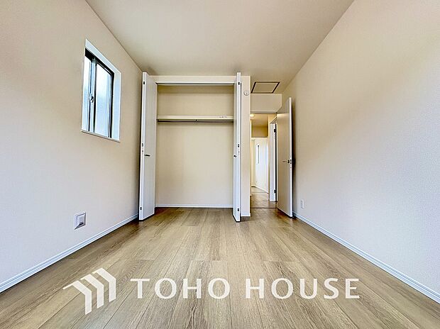 居室にはクローゼットを完備し、自由度の高い家具の配置が叶うシンプルな空間です。