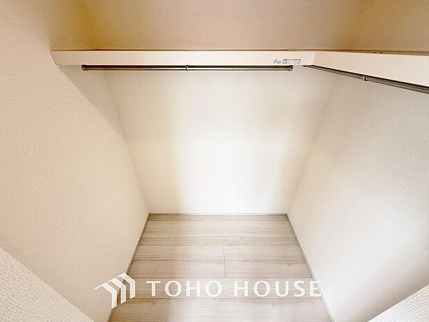奥行きあるクローゼットを採用。衣装ケースや、掃除機といった物を収納できるような造りになっております。