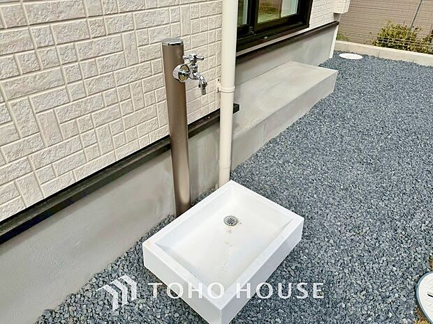 お車の手入れや外周りのお手入れの際にあると便利な立水栓がございます。