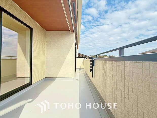 暖かい陽ざしが差込むバルコニーは、晴れた日には、洗濯物が良く乾きます。また、風通しも良好です。