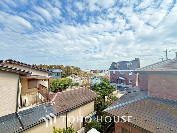 その豊かな眺望にふさわしい空間には、通風・採光にも優れ、心地よい光と風があふれています。