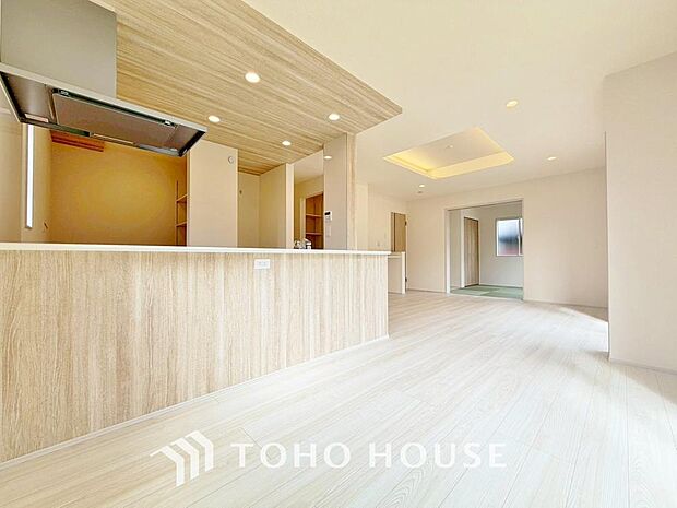 リビングも広く設け、訪れる人々を暖かく迎えてくれます。