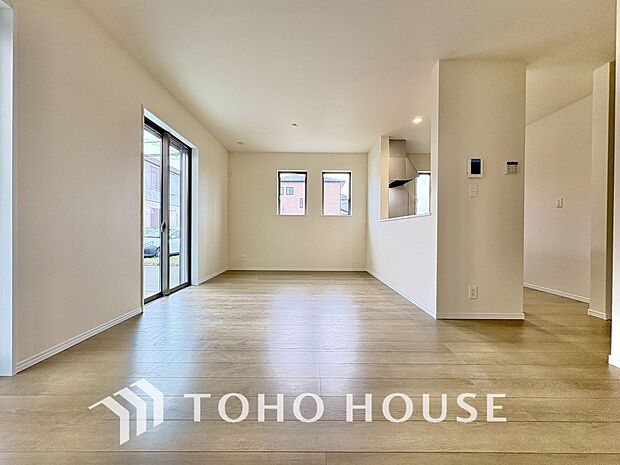 忙しい朝でも、しっかり家族が揃って食事をして頂けるゆとりある大きさのダイニングスペース。