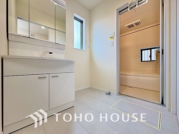 お家の中でも特にプライベートスペースとなる洗面所は、洗濯場所と浴室を同じ空間でまとめております。