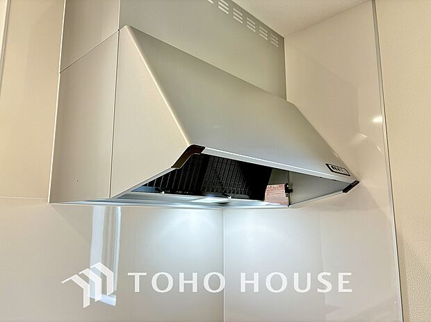 昨今主流のスリムタイプのレンジフード。スタイリッシュな見た目からインテリアとしても人気がある型です。