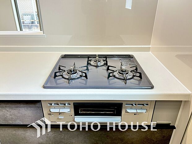 3口コンロは一度に複数のお料理を作ることができるメリットがあります。毎日のキッチンタイムを効率よく。