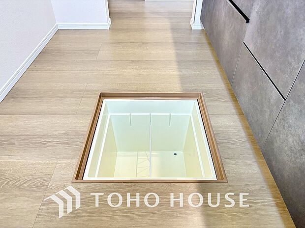 キッチン下部に設けた床下収納。缶詰のストックや非常食、梅酒や味噌などの保存食入れとして利用可です。