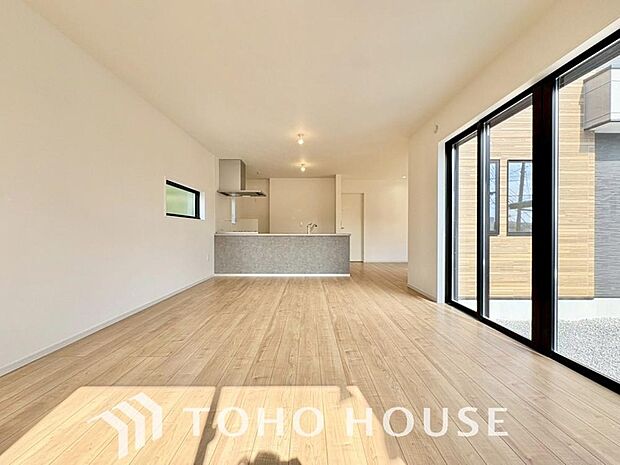 光が注がれる青い空から鮮やかに赤色にゆっくりと染まる。そんな優しい時間がここでは流れてゆく。