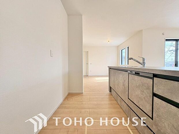 広々キッチンを採用。みんなで作った料理を召し上がりながらの会話は、どのような物になるのでしょうか。