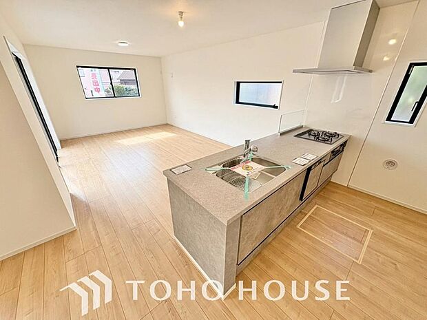 夫婦そろってキッチンに立っても調理がしやすく余裕の広さ。家事をしながら会話も弾みます。