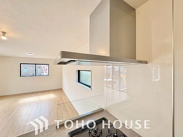 昨今主流のスリムタイプのレンジフード。スタイリッシュな見た目からインテリアとしても人気がある型です。