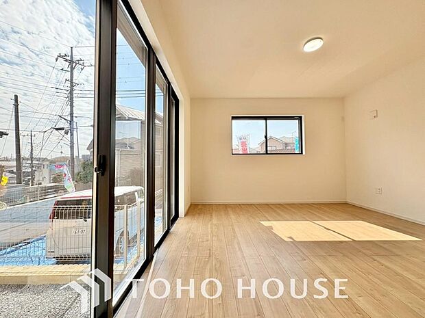 リビングも広く設け、訪れる人々を暖かく迎えてくれます。